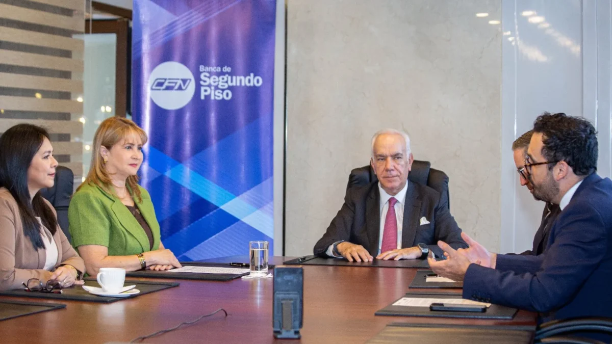Representantes de la CFN y del Banco del Austro en la firma del convenio.