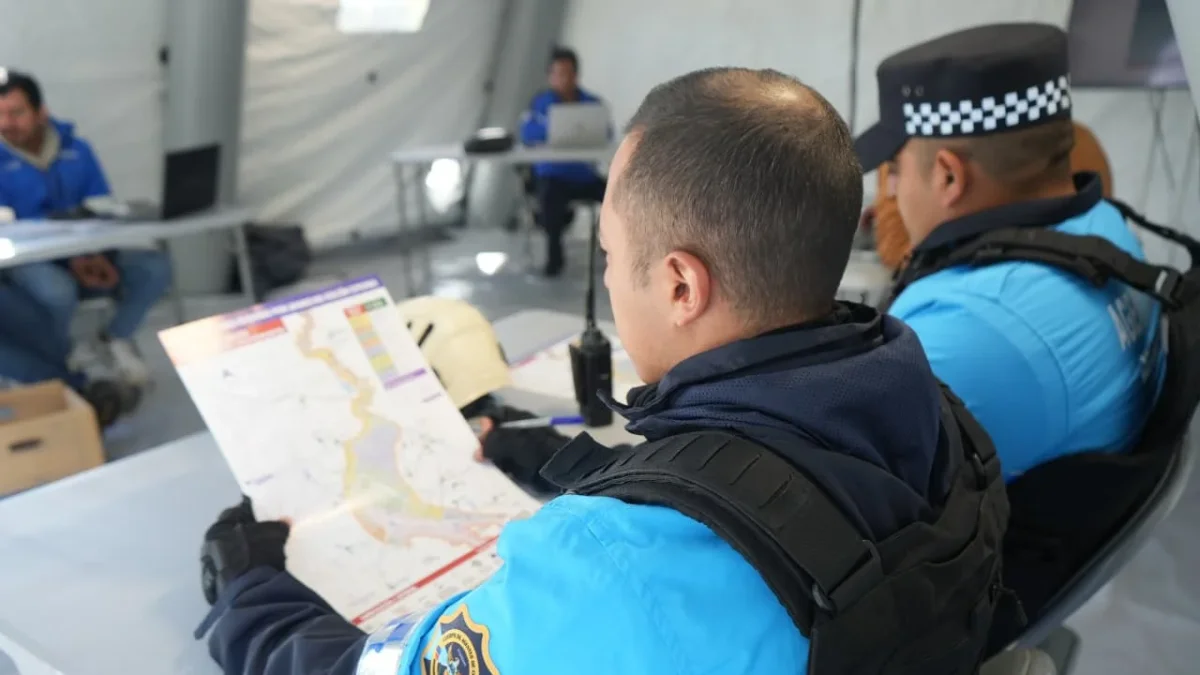 Instituciones municipales y organismos de emergencia coordinan acciones durante el simulacro nacional por riesgo volcánico en Quito.