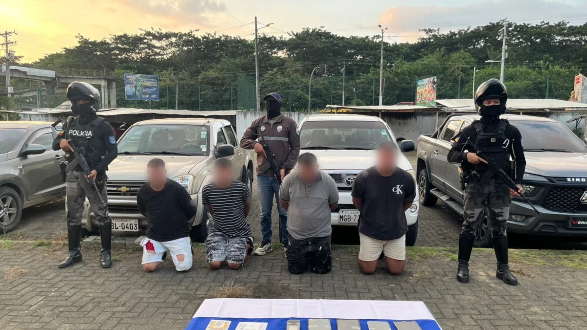 La Policía presentó a los sospechosos detenidos en Chone junto con los indicios recabados durante el operativo.