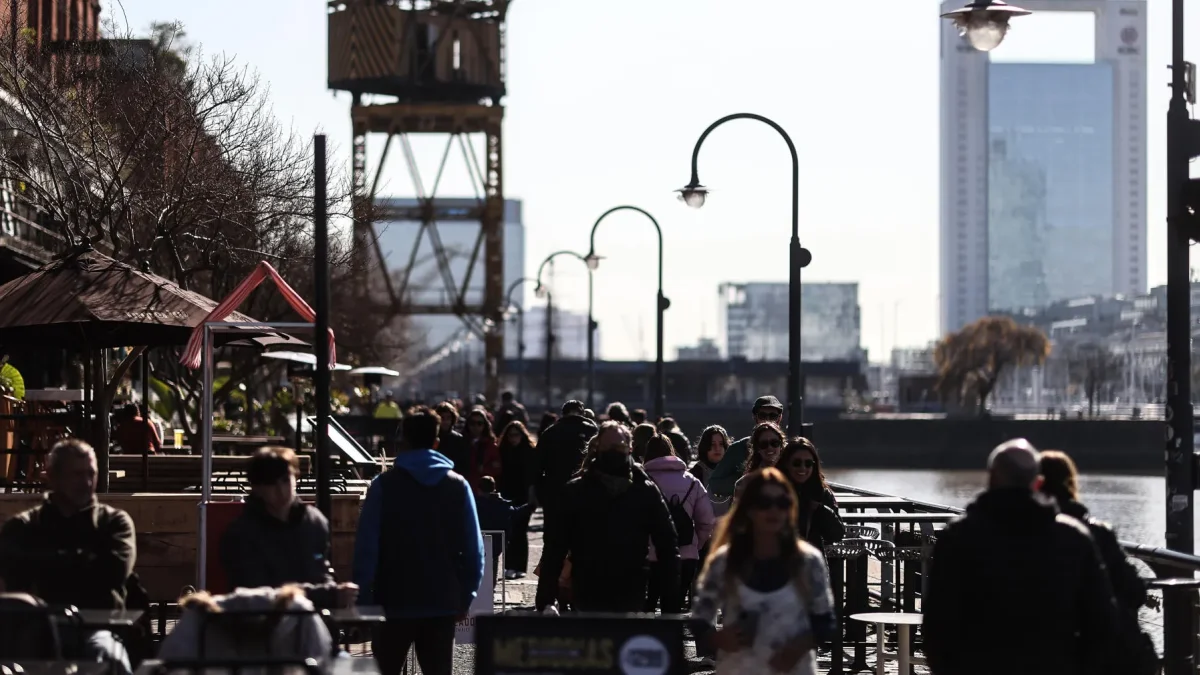 Decenas de personas al recorrer el turístico barrio de Puerto Madero, en la ciudad de Buenos Aires (Argentina)