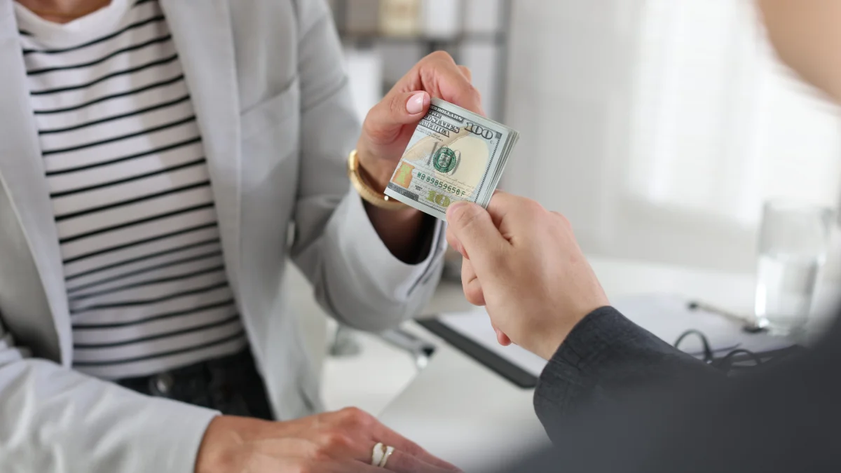 Referencial. Entrega de dinero refleja el pago del décimo cuarto sueldo en Quito en 2026