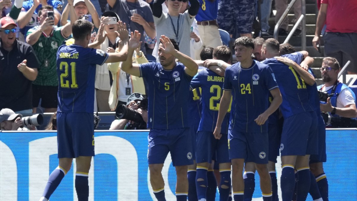 Jugadores de Bosnia y Herzegovina festejan un gol que lograron ante Qatar.