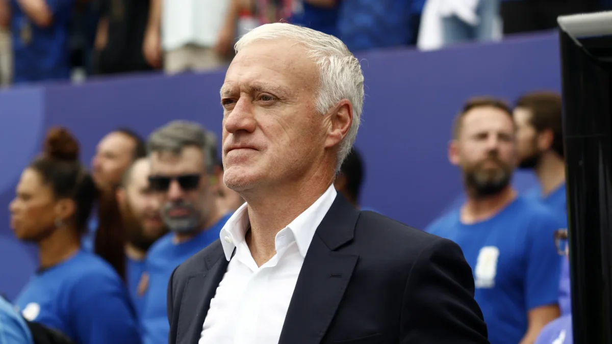 El seleccionador de Francia, Didier Deschamps, observa antes del partido de la fase de grupos de la Copa Mundial de la FIFA 2026 entre Francia e Irak.