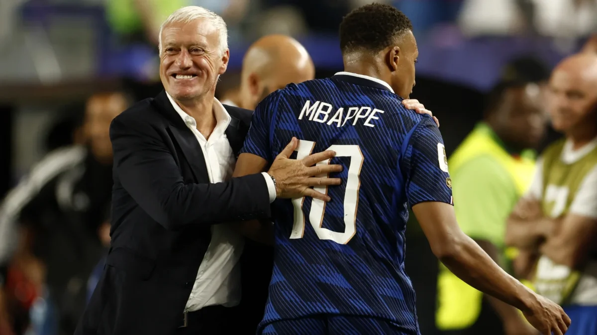 Kylian Mbappé junto a Didier Deschamps.