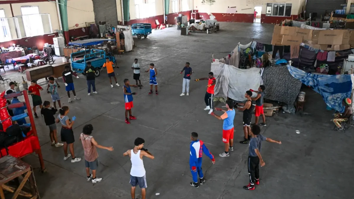 Atletas entrenan en un gimnasio de boxeo donde familias sin hogar se han instalado, en La Habana Vieja, el 9 de junio de 2026.