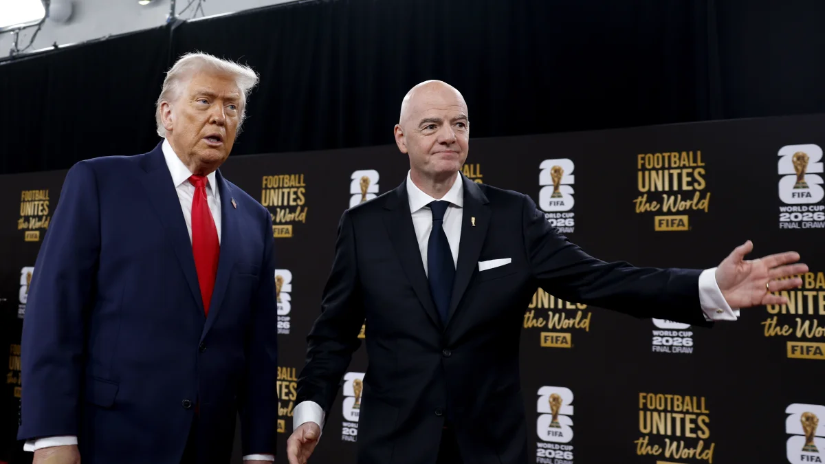 El presidente de Estados Unidos, Donald Trump (i), interactúa con Gianni Infantino, presidente de la FIFA.