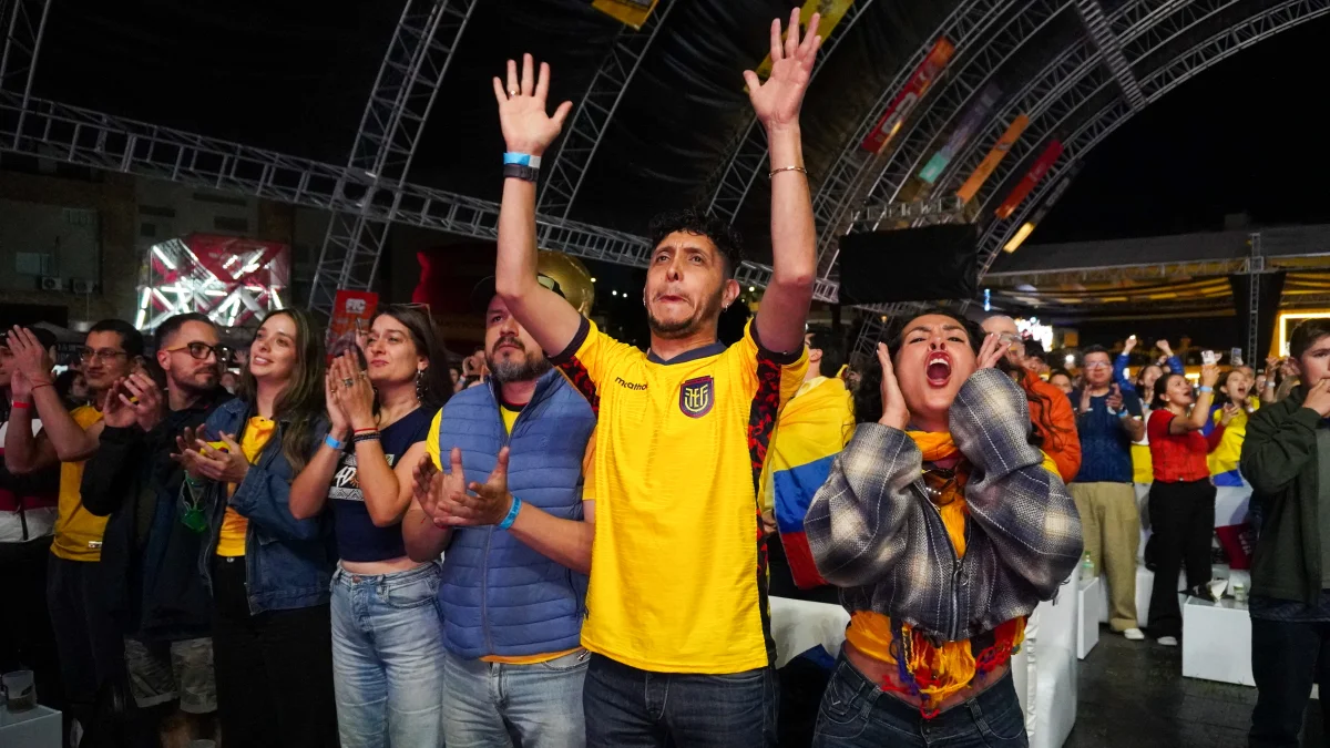 En el Arena Top Media Cumbayá se realiza el Quito Gastro Fan Zone, en donde se transmiten todos los partidos.
