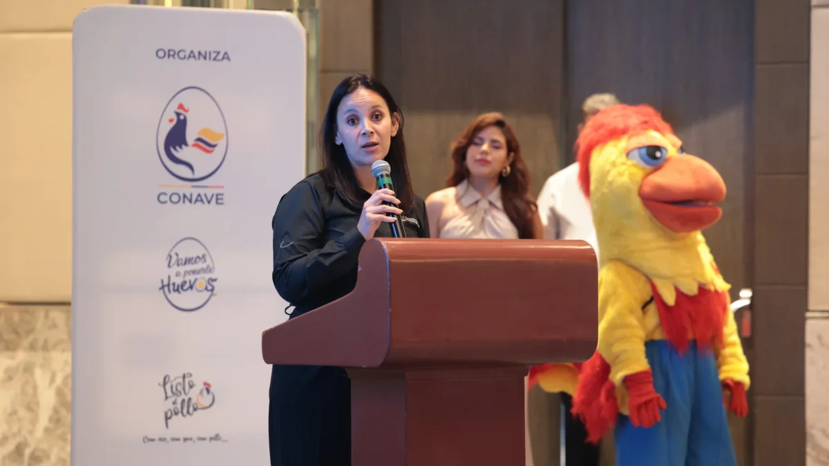 Diana Espín, directora ejecutiva de Conave, habla del Día Nacional del Pollo y de los olanes del sector.