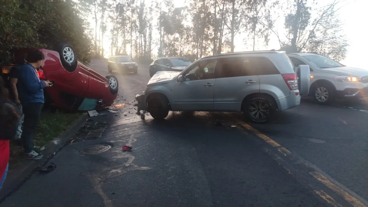 Un vehículo volcó tras impactarse con otro automotor en Monserrat, provocando demoras y congestión durante las primeras horas.