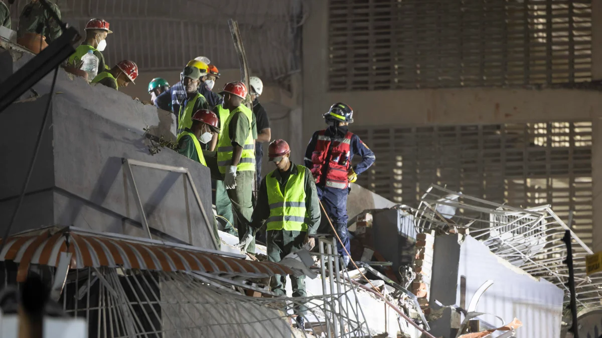Equipos de rescate trabajan entre los escombros tras los terremotos que sacudieron Venezuela.