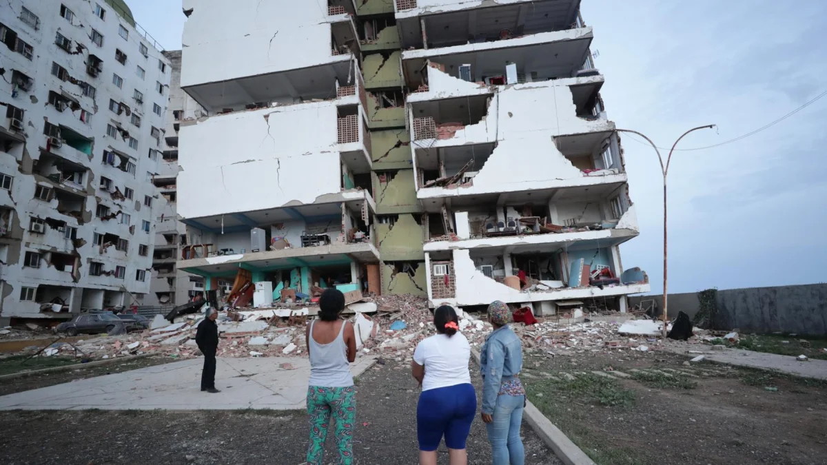 Residentes observan los bloques de viviendas gravemente dañados tras los terremotos en Catia La Mar, estado La Guaira.