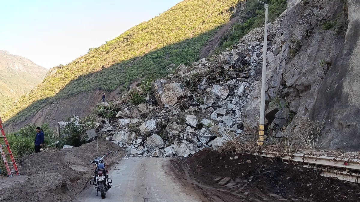Un nuevo derrumbe complica la situación de la vía Cuenca- Girón- Pasaje.