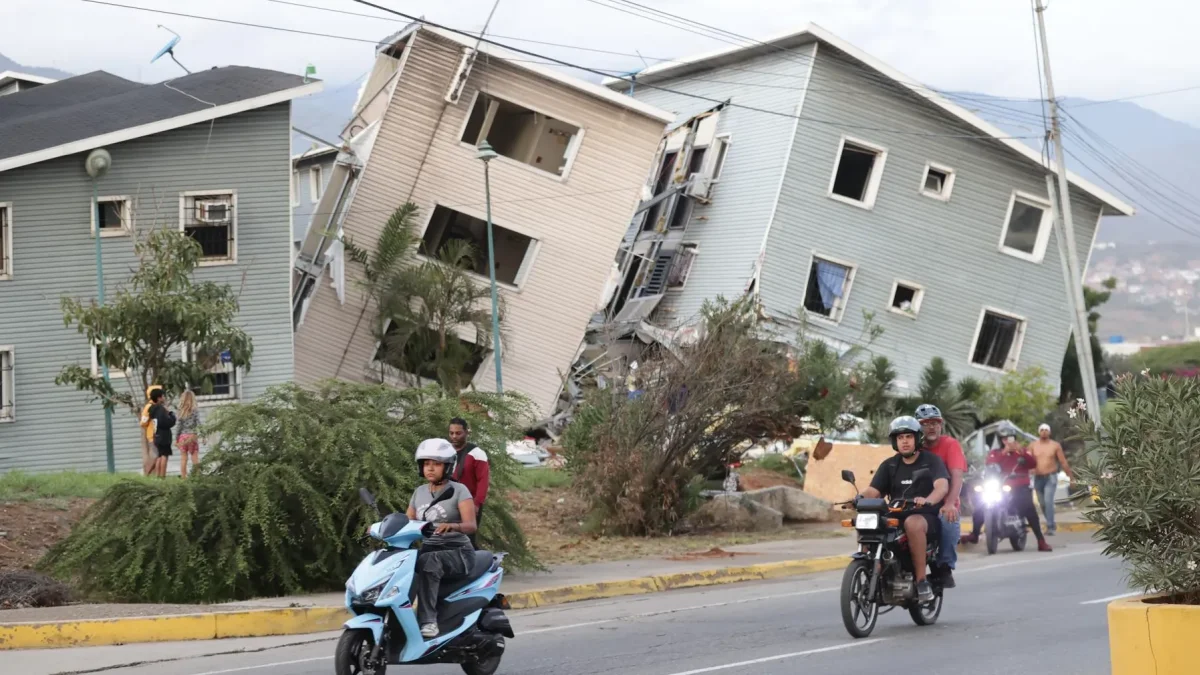 Vista de varios edificios dañados por los terremotos en la localidad de Catia La Mar, en el estado costero de La Guaira (Venezuela) este jueves.