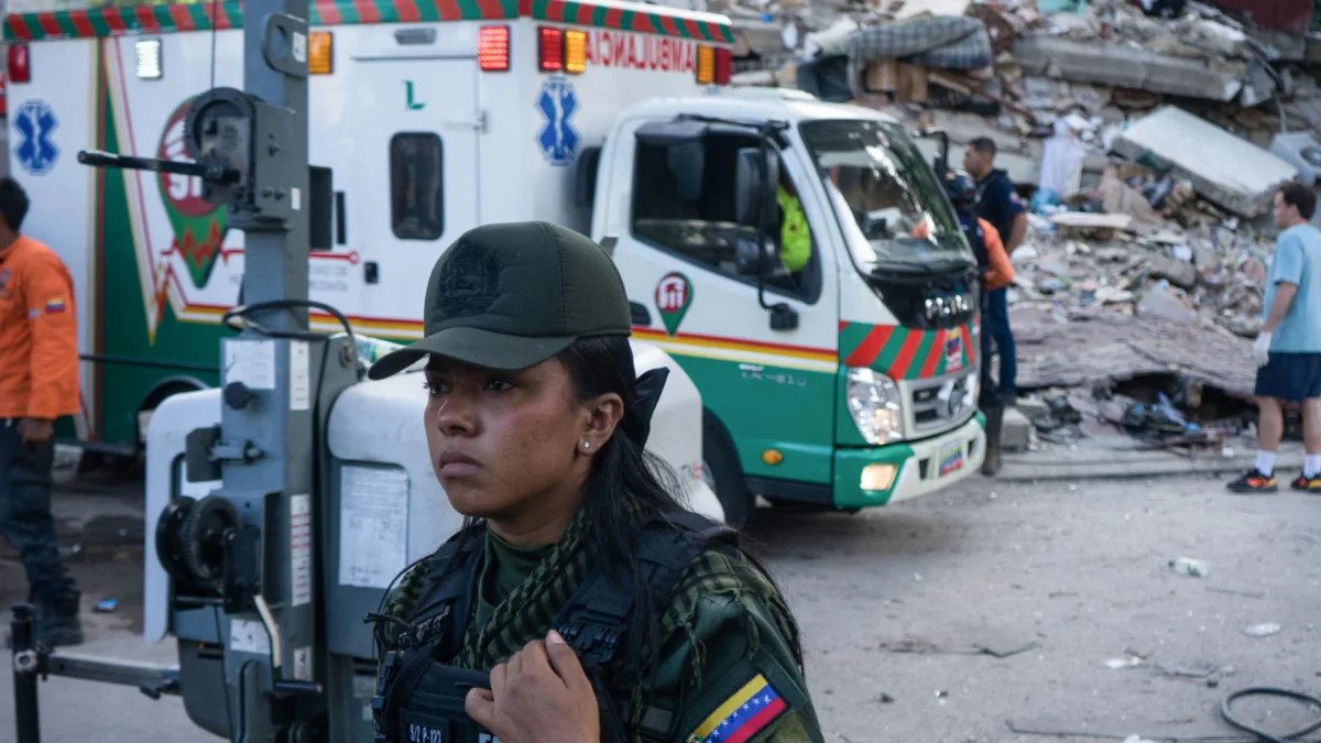 Equipos de rescate participan en la remoción de escombros tras los terremotos en Chacao, Caracas.