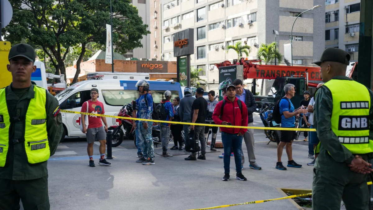 Personas observan las labores de rescate y remoción de escombros tras los terremotos en Chacao, Caracas.