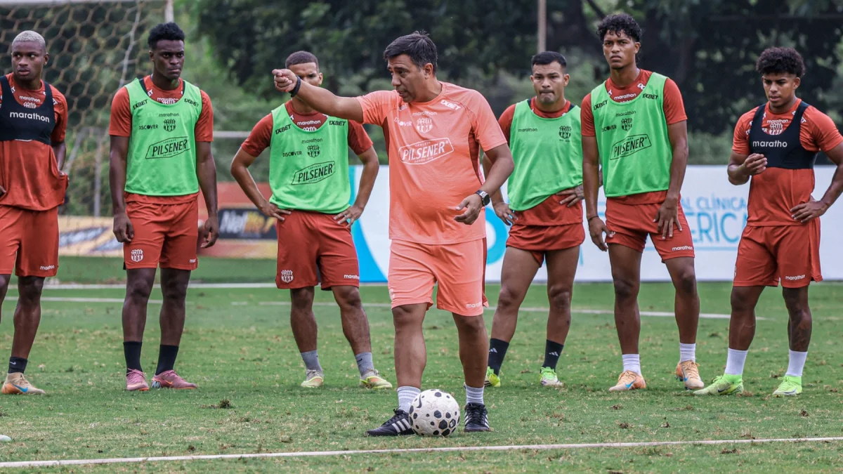 El DT César Farías busca soluciones en Barcelona SC por la falta de buenos resultados.