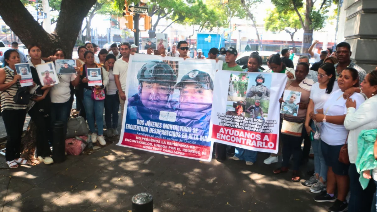 Los familiares de los guardias desaparecidos realizaron un plantón al pie de la Gobernación del Guayas, en Guayaquil, para exigir resultados de la búsqueda.