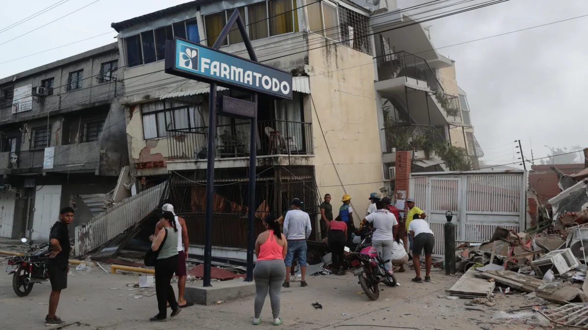 Residentes permanecen en la calle junto a viviendas dañadas tras los terremotos en Catia La Mar, estado La Guaira.