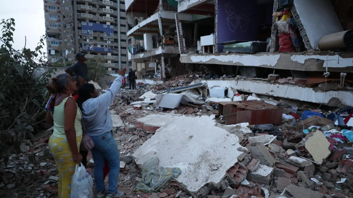 Residentes permanecen entre los escombros de viviendas colapsadas tras los terremotos en Catia La Mar, estado La Guaira.
