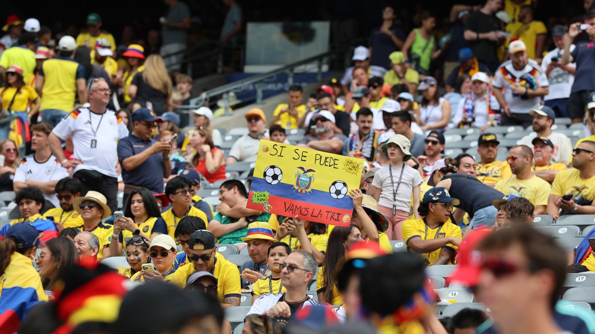 Aficionados de Ecuador asisten al partido del grupo E del Mundial de la FIFA 2026 ante Alemania en el estadio MetLife de Nueva Jersey (Estados Unidos).