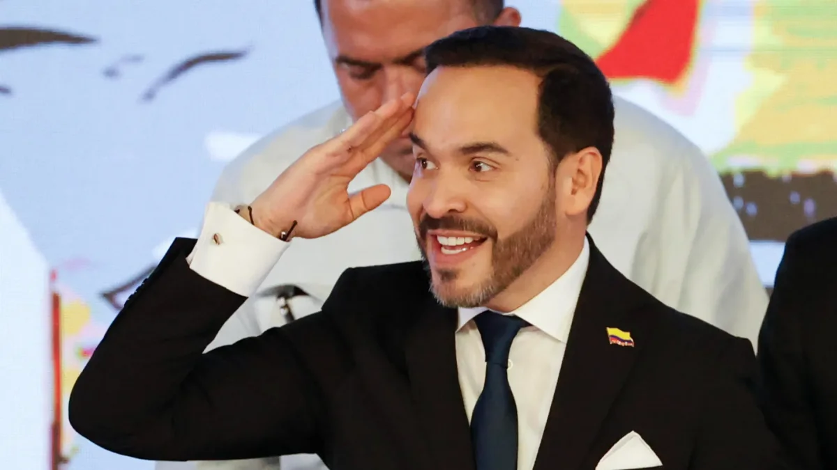 Abelardo de la Espriella reacciona durante la entrega del Consejo Nacional Electoral (CNE) de su credencial como presidente electo de Colombia.