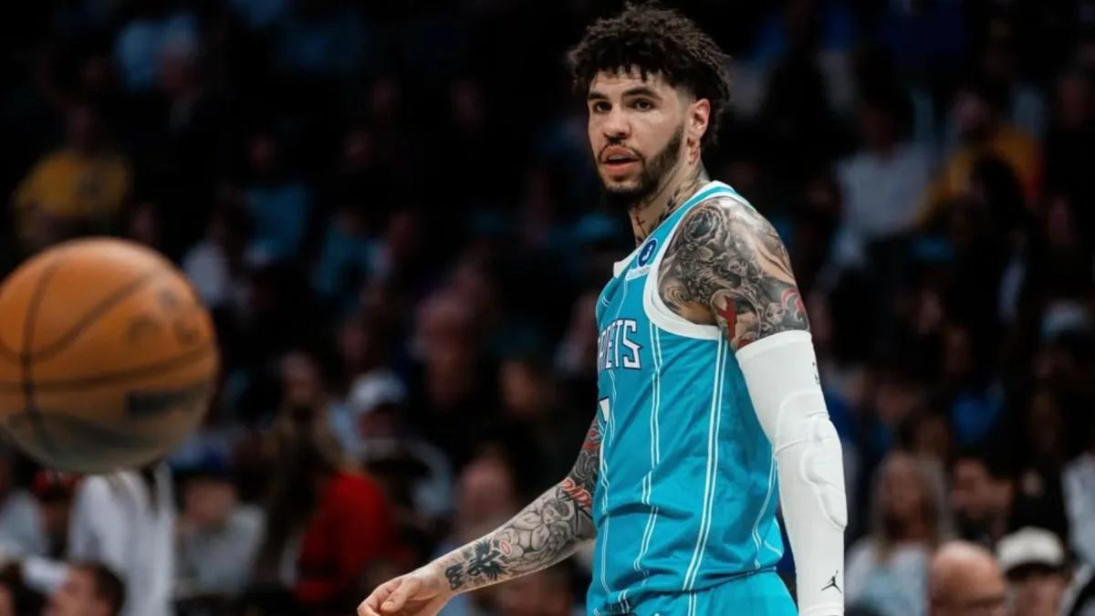 LaMelo Ball durante un partido oficial con los Charlotte Hornets.