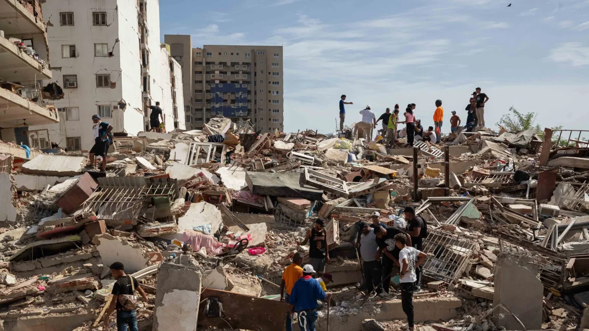 Rescatistas y voluntarios intensifican las labores de búsqueda entre estructuras colapsadas tras el fuerte sismo en Venezuela.
