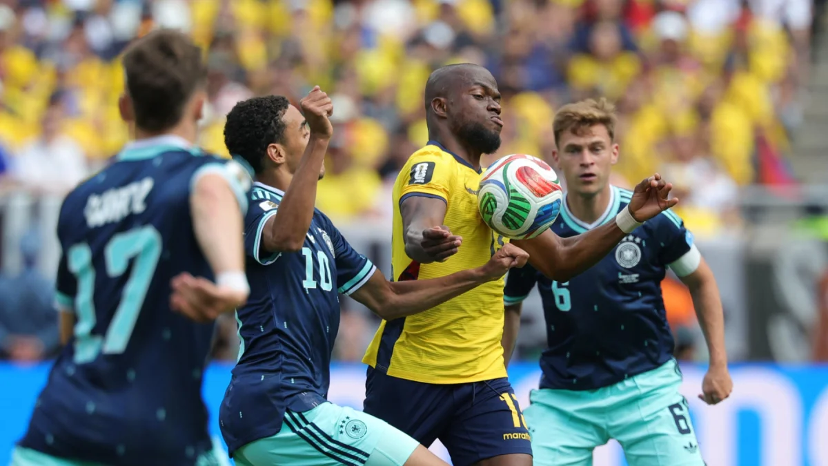 Ecuador - Alemania: el ecuatoriano Enner Valencia intenta superar la marca de los teutones, entre estos la joven figura Jamal Musiala (10).