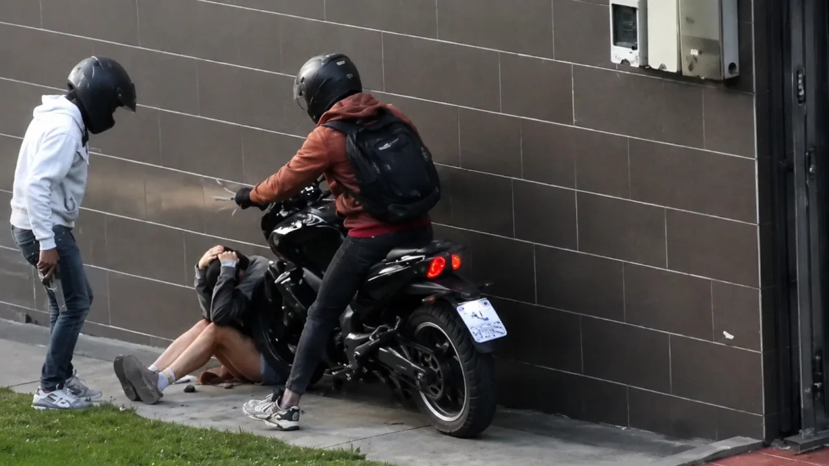 Momento en que delincuentes en motocicleta interceptan a mujer en Quito Tenis, le roban pertenencias y la embisten durante violento asalto registrado.