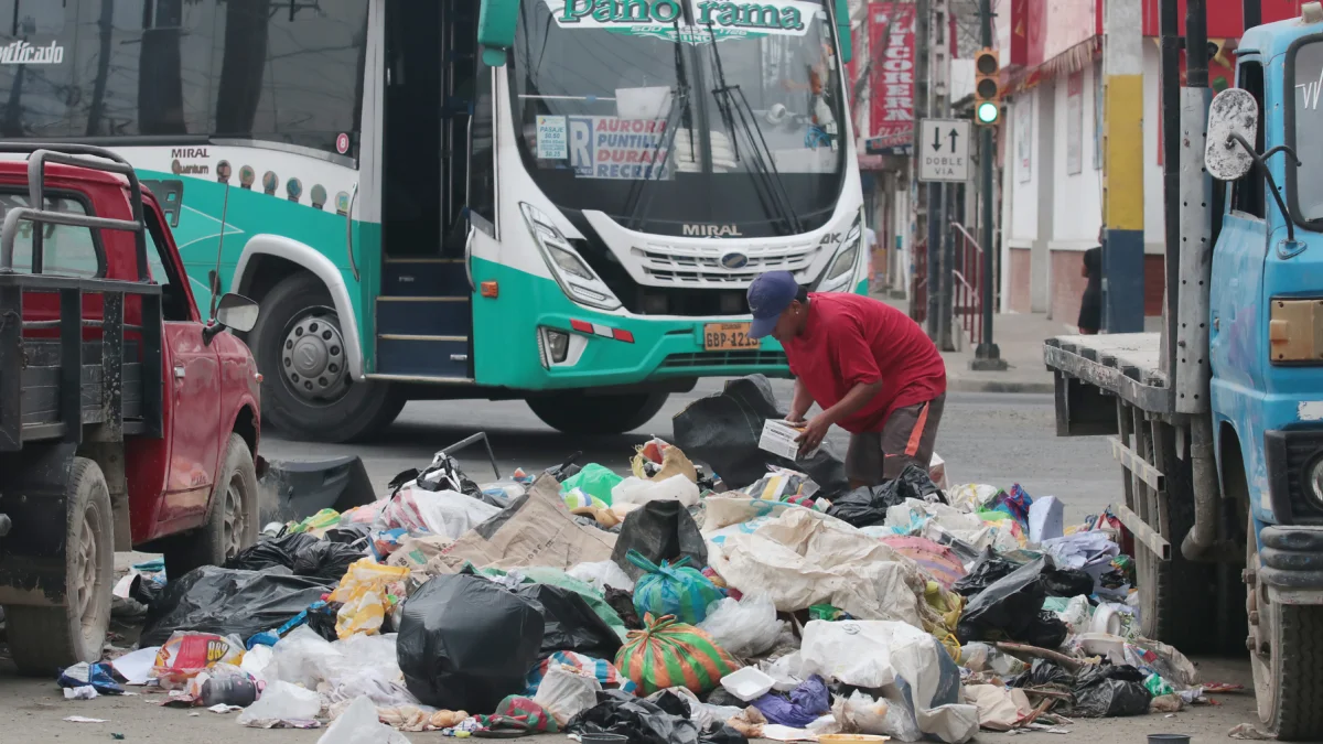 Insalubridad. Montículos de basura se acumularon ayer en distintos sectores de Durán tras la suspensión del servicio de recolección.