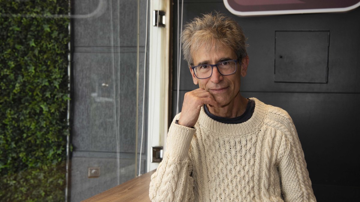 Adolfo Macías Huerta es escritor y psicoterapeuta. Cuenta con una extensa bibliografía, entre la que constan obras como Precipicio portátil para damas, Las niñas, El Dios que ríe