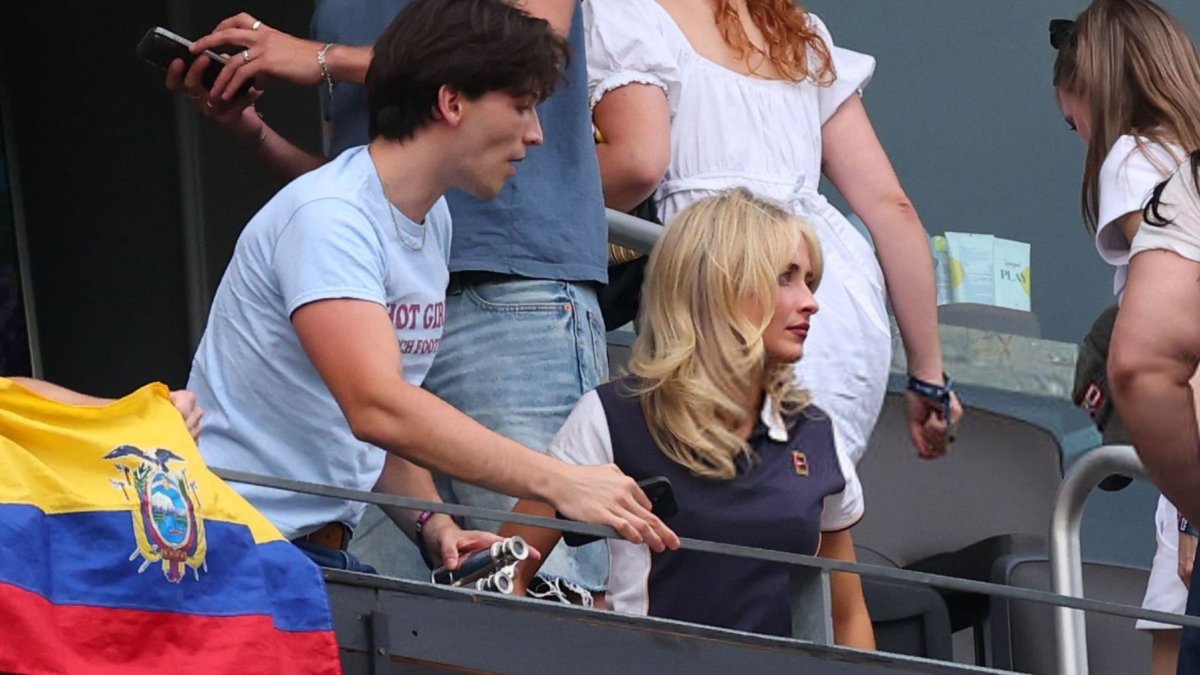 Sabrina Carpenter en el partido de Ecuador vs. Alemania.