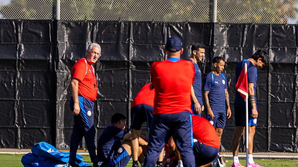 El seleccionador de Paraguay, Gustavo Alfaro (i), dirige un entrenamiento en el Spartan Soccer Complex, en San José, California (Estados Unidos).