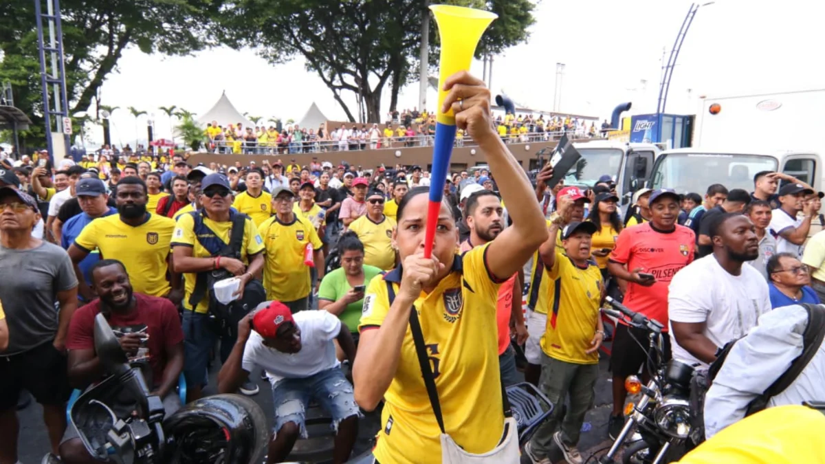 Miles de hinchas salieron a las calles de Guayaquil para celebrar el triunfo de la Selección Ecuatoriana este 25 de junio.