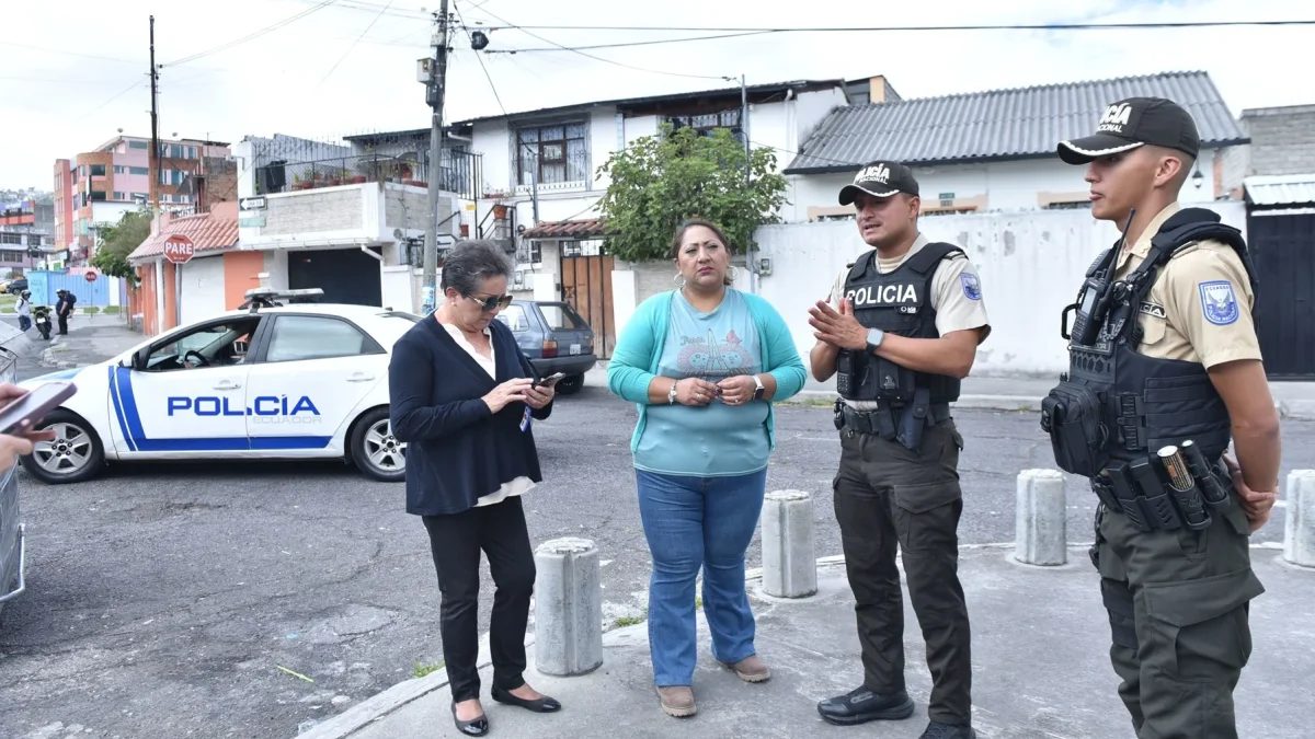 Trabajo. La organización vecinal fortalece la seguridad barrial mediante coordinación con Policía y depuración constante de chats comunitarios.