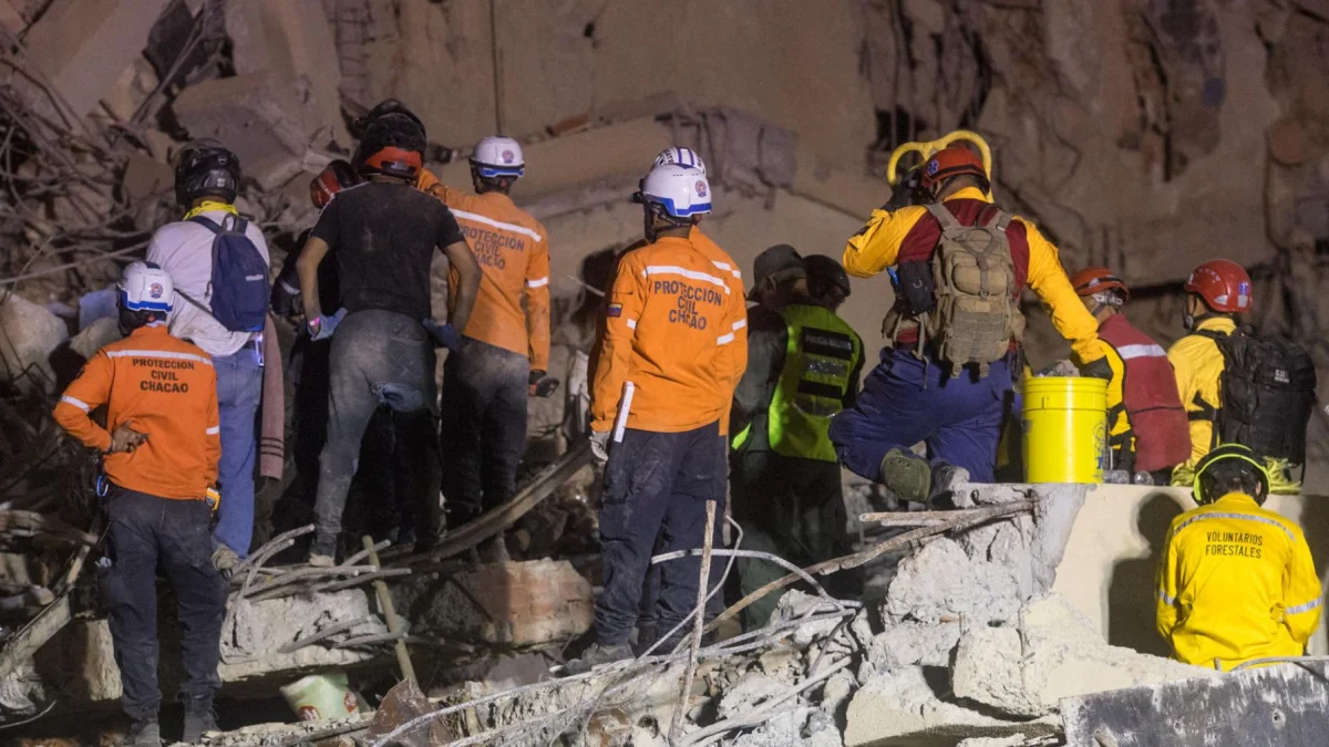Integrantes de Protección Civil y voluntarios trabajan entre los escombros tras el terremoto en Venezuela.