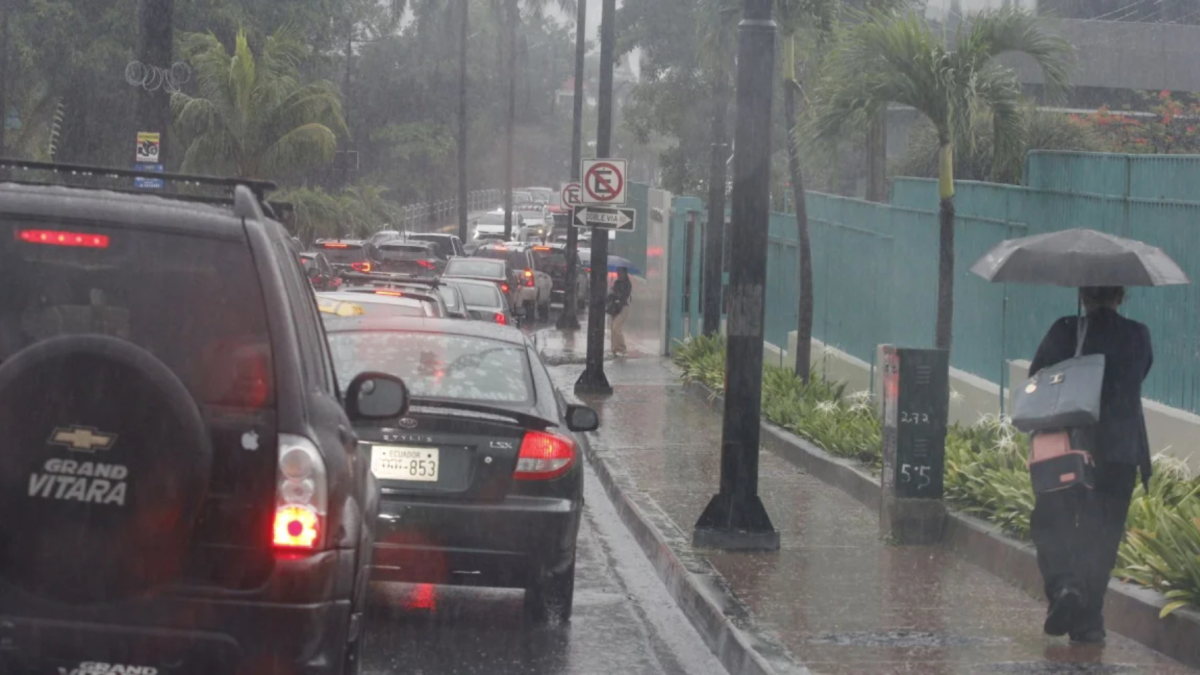 Se observan zonas de convección que generan lluvias de intensidad variable en la región Amazónica y en el interior del Litoral