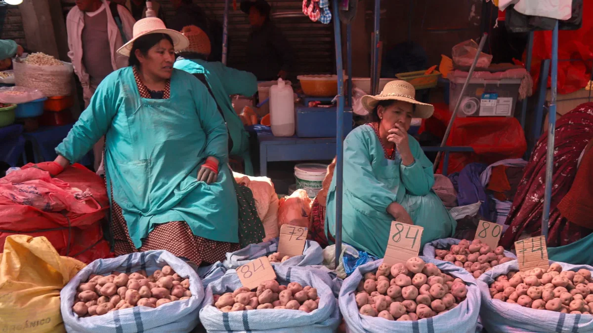 Personas ofreciendo sus productos en un mercado en La Paz (Bolivia).
