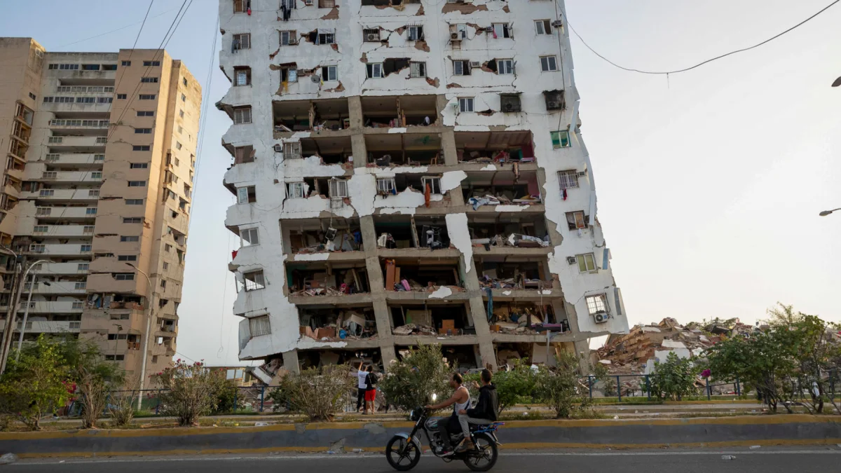 Edificios gravemente dañados en Catia La Mar, una de las ciudades más afectadas por los terremotos en Venezuela.
