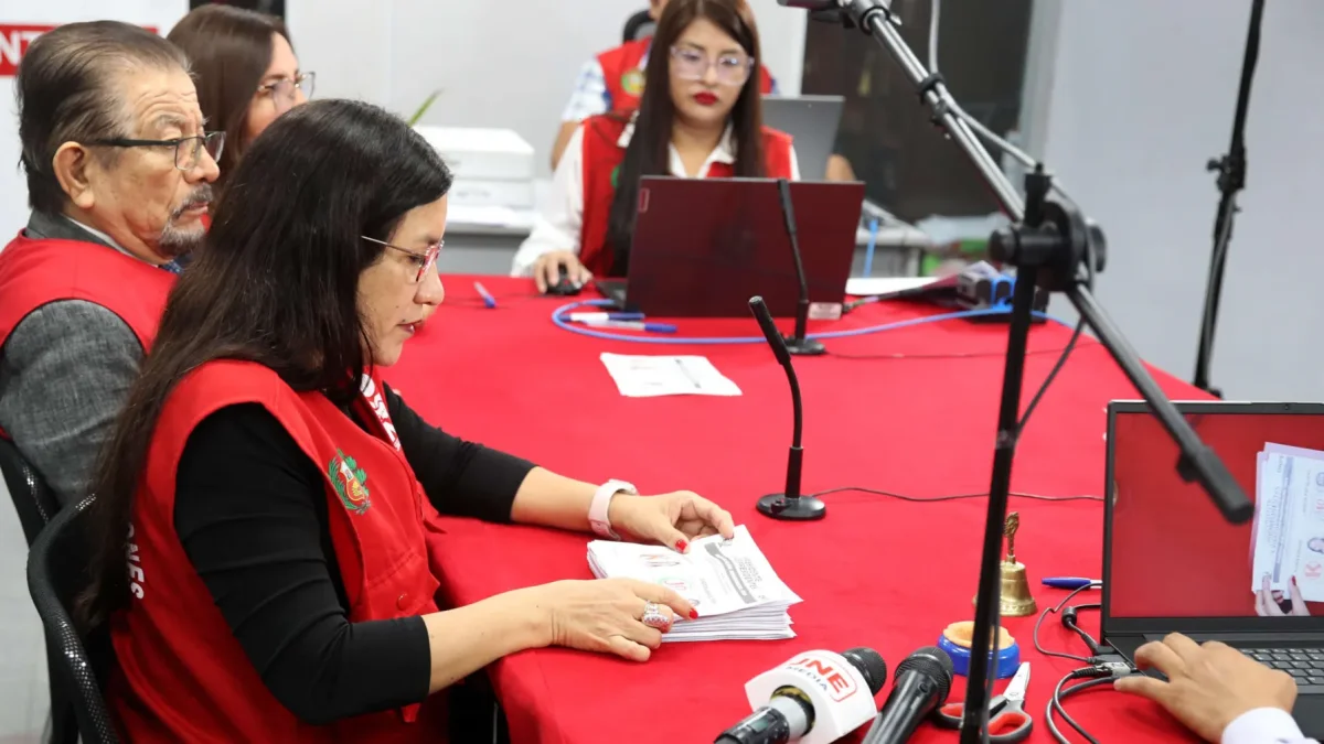 Fotografía del 15 de junio de 2026 de integrantes del Jurado Electoral Especial de Lima Centro 2 (JEE LC 2), en Lima (Perú).