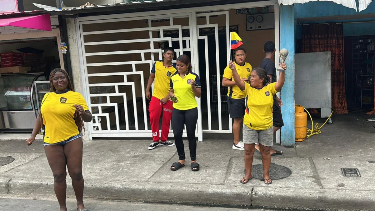 Vecinos y familiares de Gonzalo Plata celebran en el suburbio de Guayaquil tras el triunfo de Ecuador sobre Alemania en el Mundial 2026.