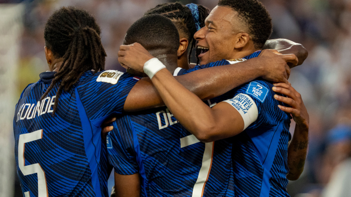 Kylian Mbappe (d) de Francia celebra un gol con sus compañeros durante el Mundial 2026