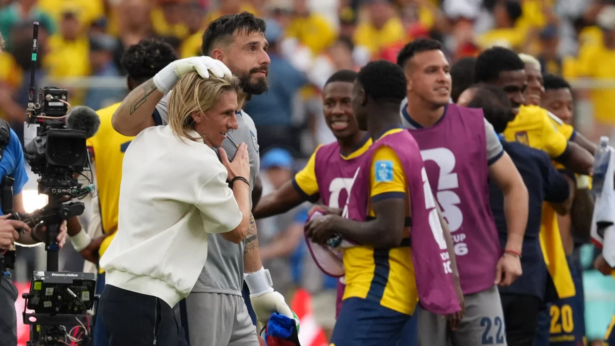 Sebastián Beccacece y un festejo con sus jugadores en Nueva Jersey.