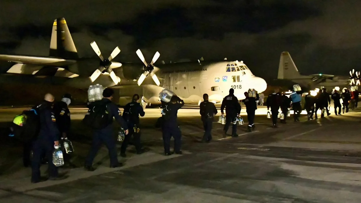 Fotografía cedida por la UNGRD que muestra a integrantes del grupo de búsqueda y rescate USAR COL-1 durante una operación logística nocturna en un avión militar.