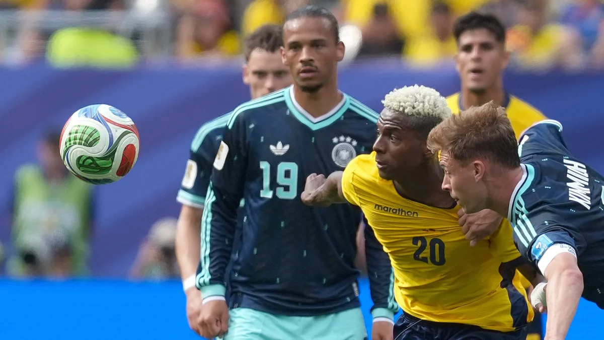 Nilson Angulo (20), de Ecuador, disputa el balón con Joshua Kimmich (d) de Alemania este 25 de junio, en un partido del grupo E del Mundial 2026.
