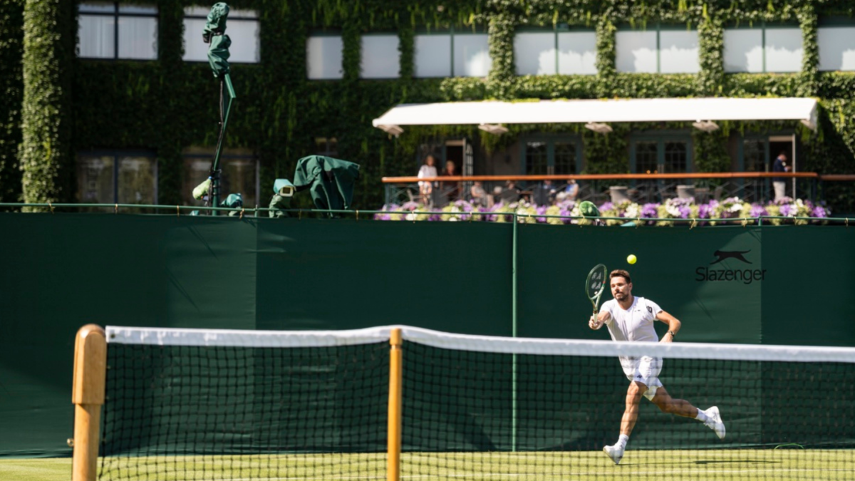Stan Wawrinka, de Suiza, en acción durante una sesión de entrenamiento previa al Campeonato de Wimbledon en Londres, Gran Bretaña