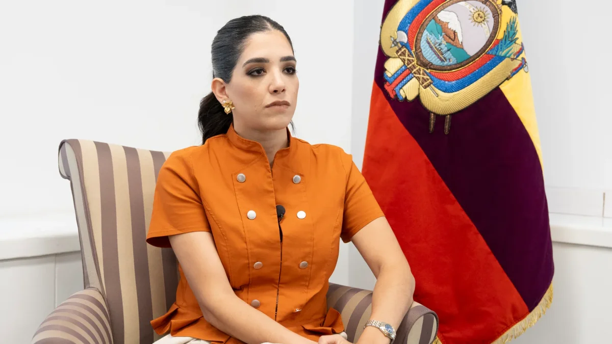 La viceministra de Turismo de Ecuador, María José Reshuan, habla durante una entrevista con EFE este viernes, en Nueva York (EE.UU.).