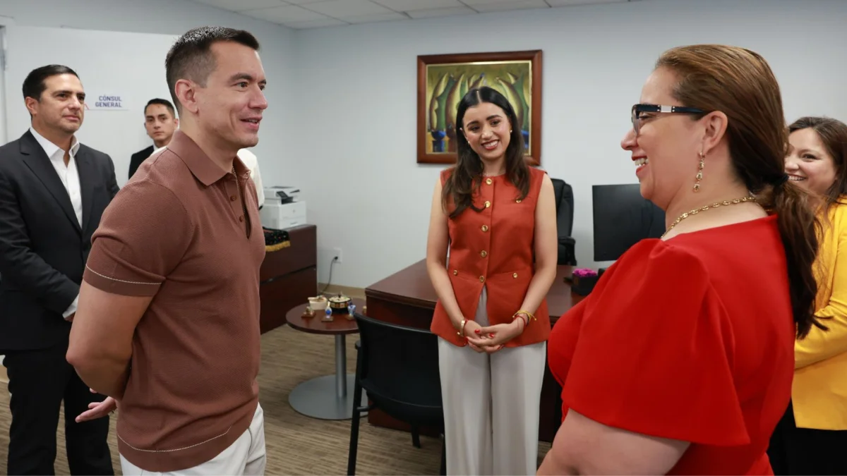 El presidente Daniel Noboa y Helen Arteaga (d), vicealcaldesa de Salud de Nueva York.