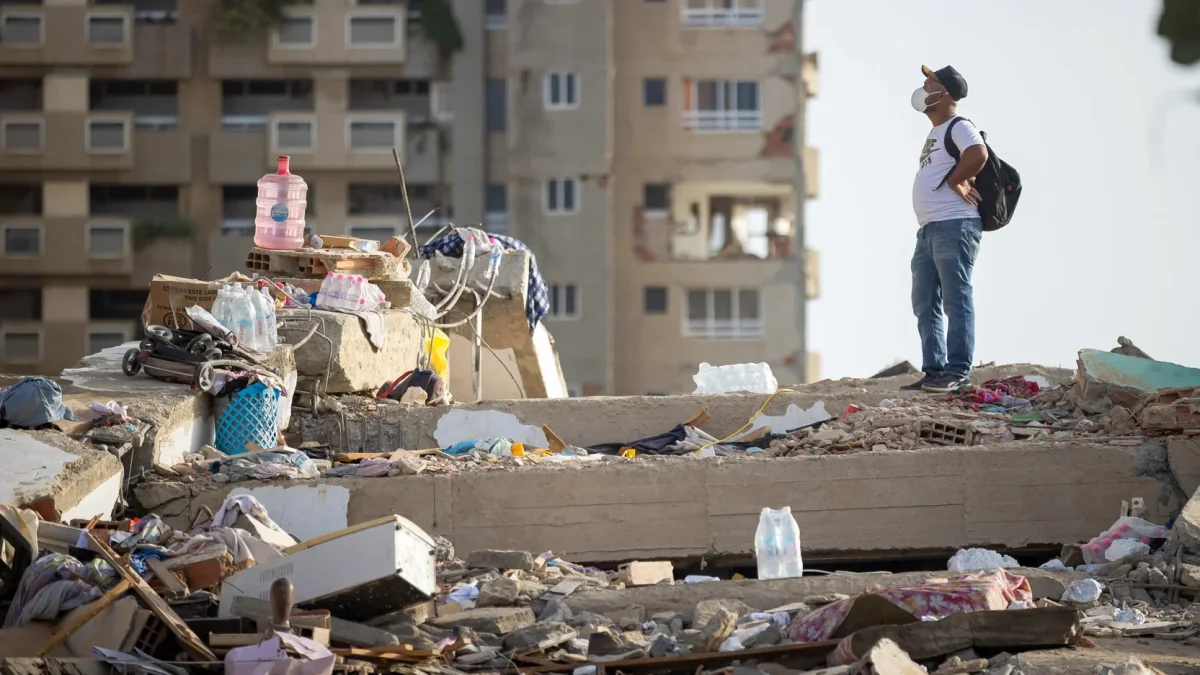 Detalle de un edificio derruido en Catia la Mar, Venezuela, mientras continúa la búsqueda entre los escombros de los edificios, este viernes.