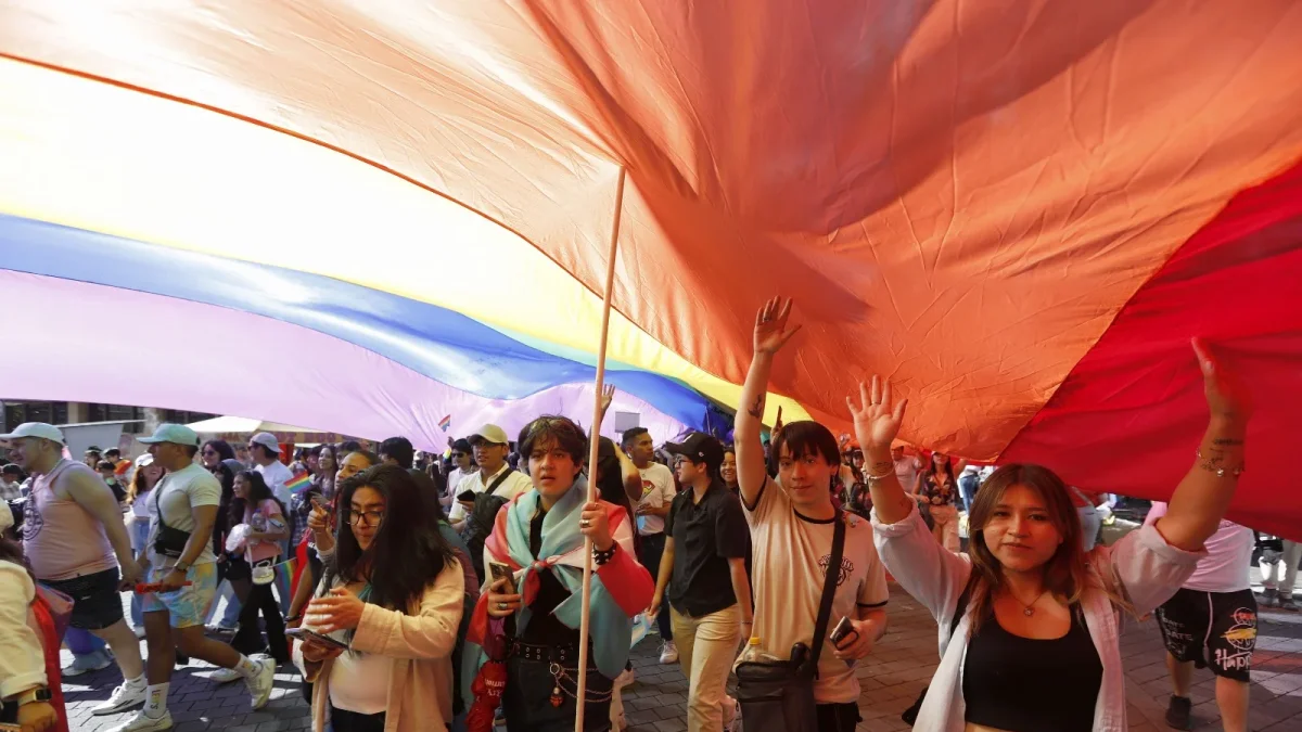 Cierres viales en la avenida Amazonas por marcha del Orgullo LGBTIQ+ en Quito este sábado con despliegue de agentes de tránsito.
